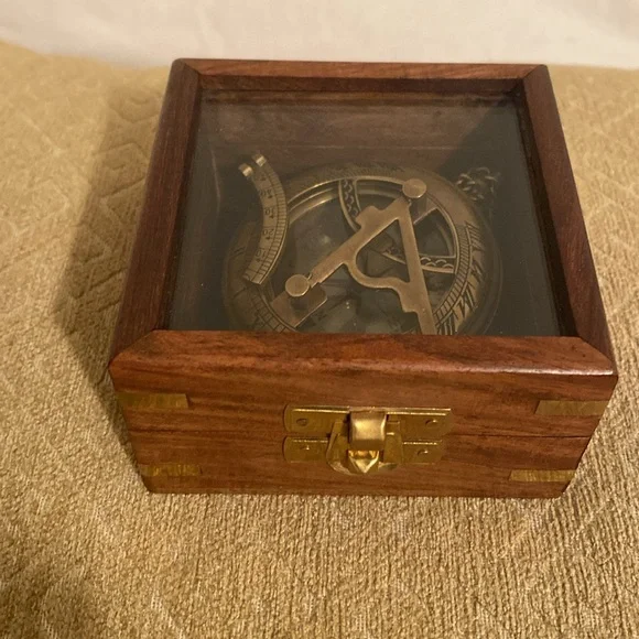 11:04 - Rustic Brass Compass - Picture 10 of 13